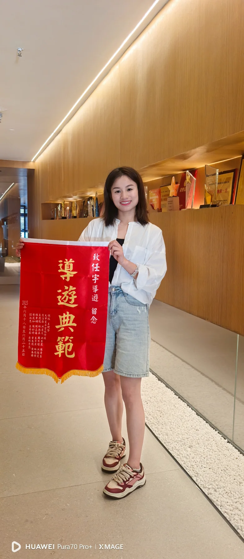 手持品牌旗帜的旅行服务人员